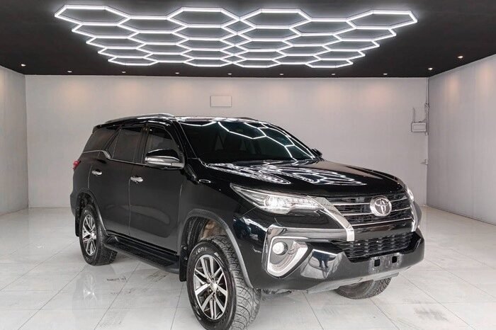 
								2016 TOYOTA SUV V FORTUNER 2.4 2WD AT Black full									