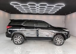
										2016 TOYOTA SUV V FORTUNER 2.4 2WD AT Black full									