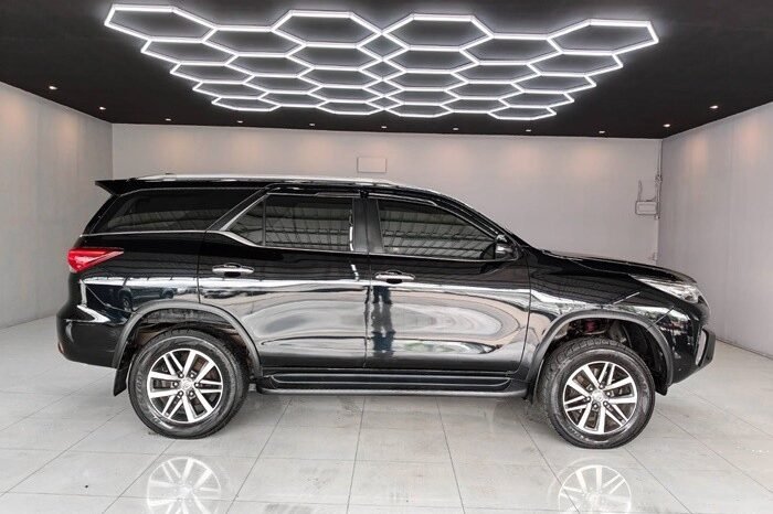 
								2016 TOYOTA SUV V FORTUNER 2.4 2WD AT Black full									