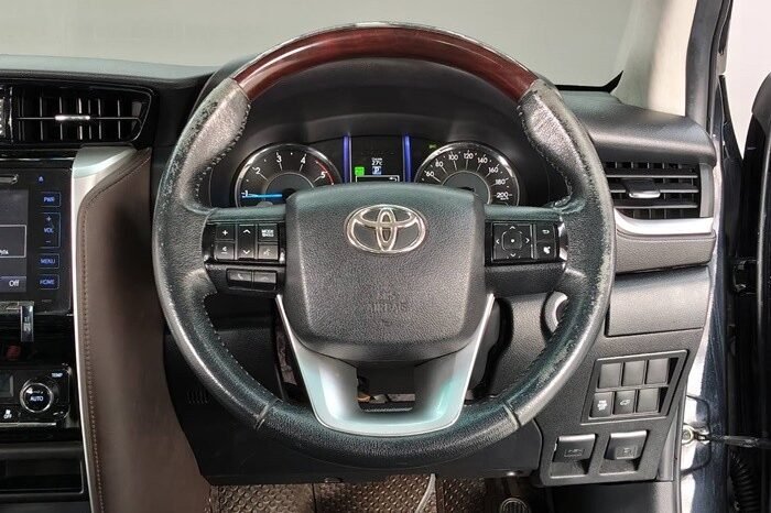 
								2016 TOYOTA SUV V FORTUNER 2.4 2WD AT Black full									