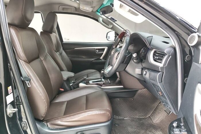 
								2016 TOYOTA SUV V FORTUNER 2.4 2WD AT Black full									