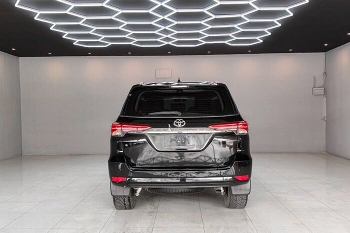 
								2016 TOYOTA SUV V FORTUNER 2.4 2WD AT Black full									
