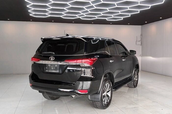 
								2016 TOYOTA SUV V FORTUNER 2.4 2WD AT Black full									