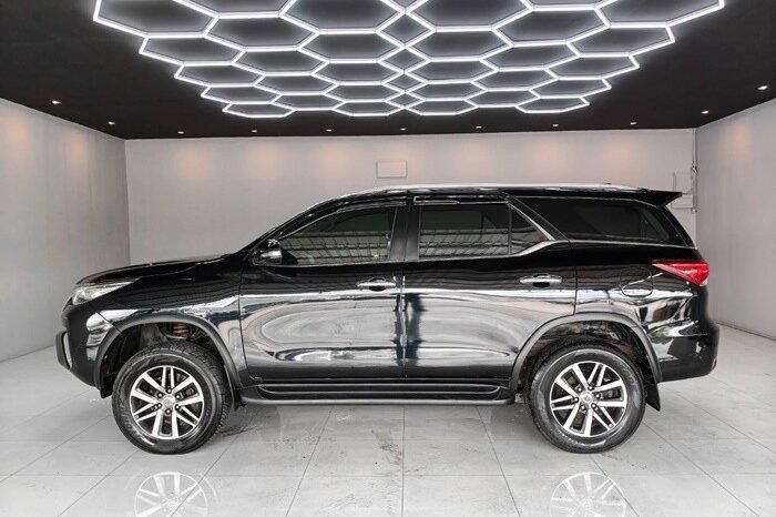 
								2016 TOYOTA SUV V FORTUNER 2.4 2WD AT Black full									